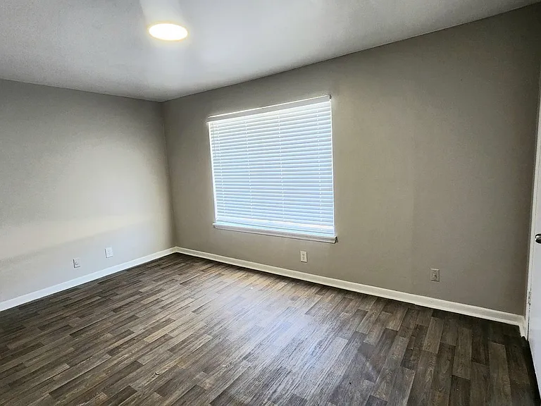 Riverbend Apartments — Photo 15