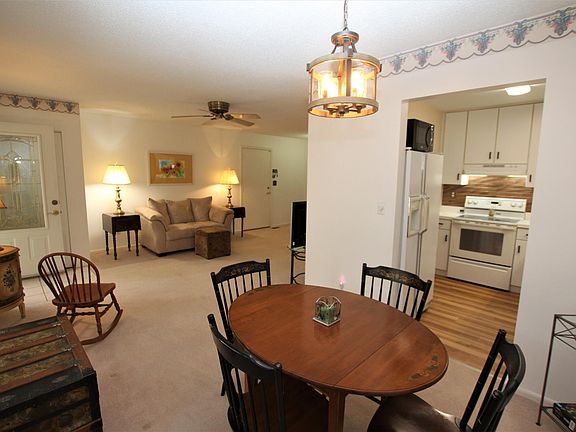 3rd image of 10194 Foxhollow Ct