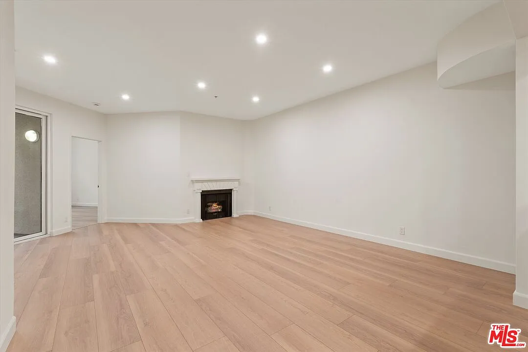2 bed, 1.0 bath, 979 sqft, $2,950 — Photo 4