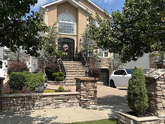 3rd image of 66 Churchill Ave