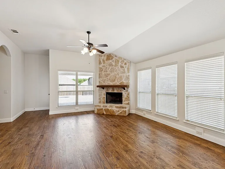 512 Eastbrook Dr — Photo 7