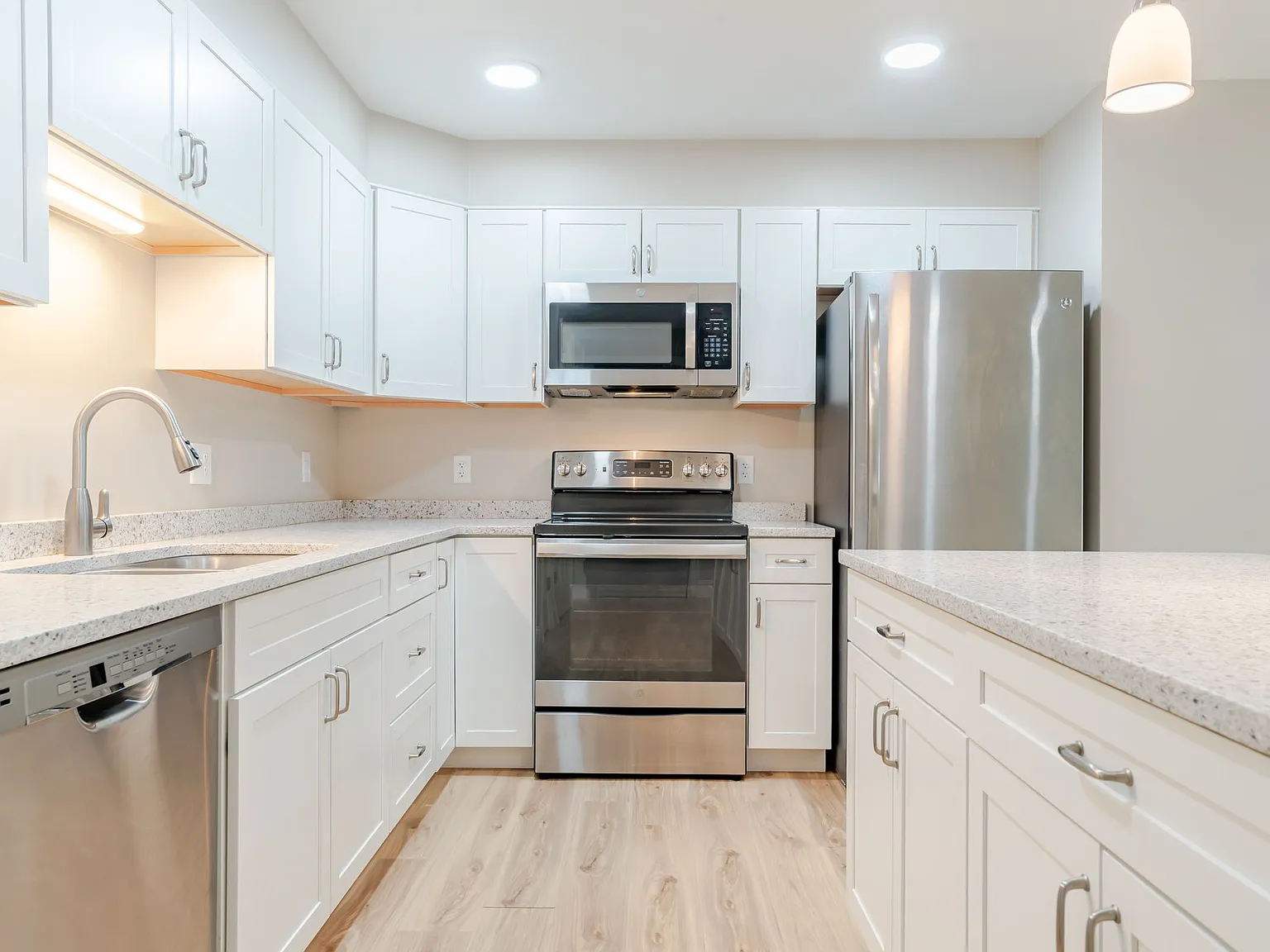 2 bed, 900 sqft, $1,900 — Photo 2