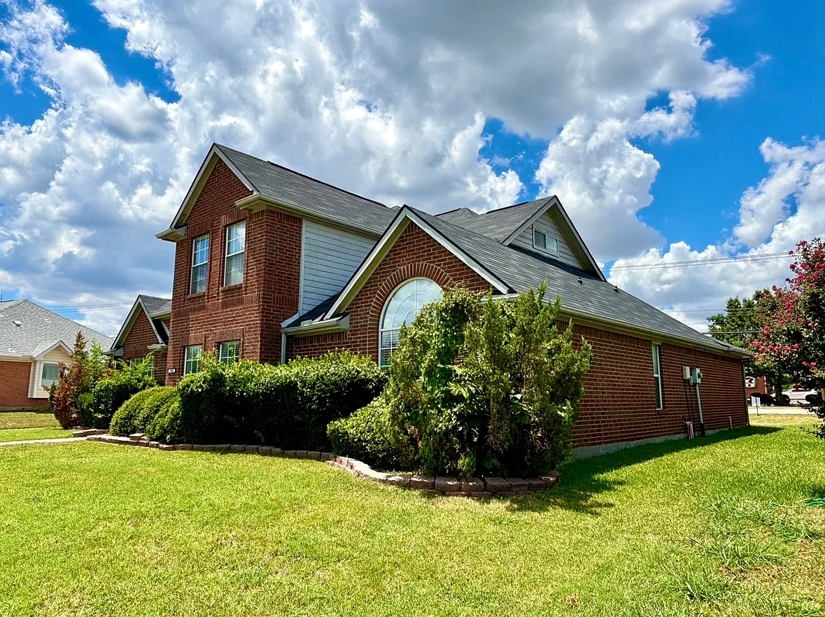 4 bed, 2.5 bath, 2369 sqft, $2,950 — Photo 2