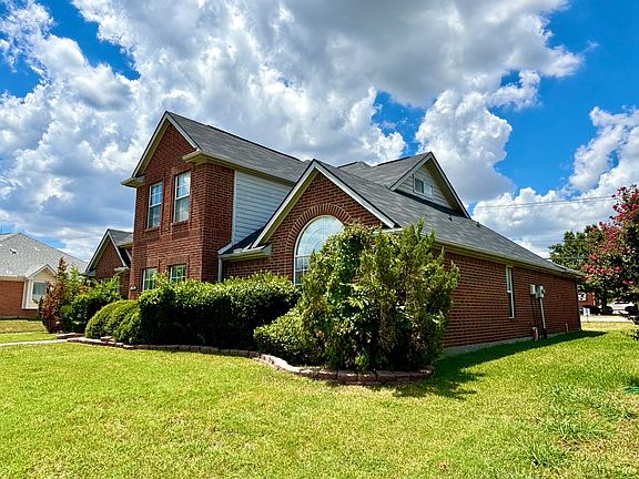 2nd image of 1805 Country Ct