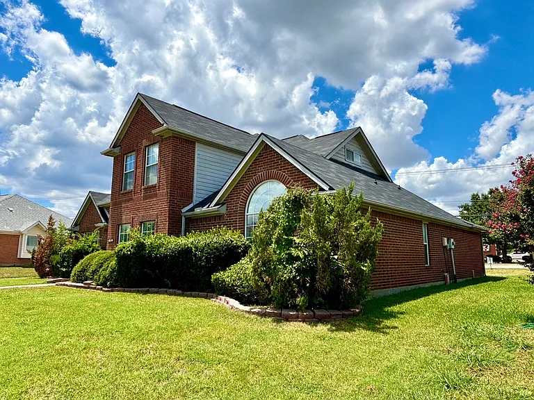 1805 Country Ct — Photo 2