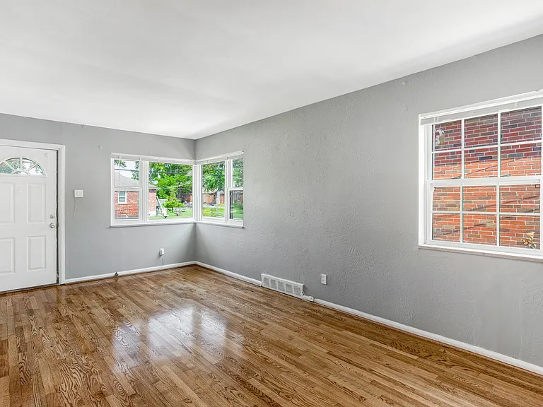 1304 Grant Dr — Photo 12