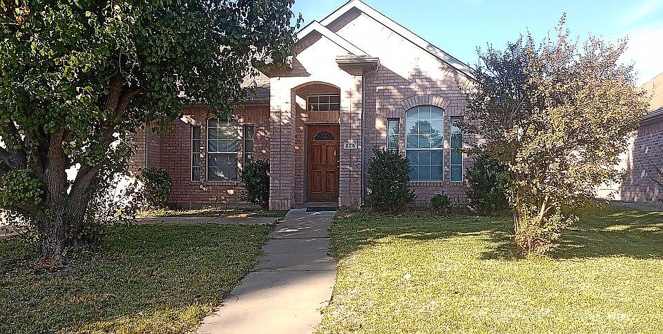1st image of 825 Bellflower Dr