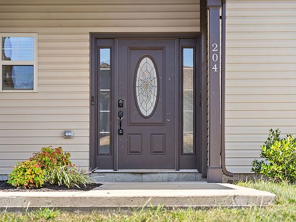 3rd image of 204 Geneva Ln