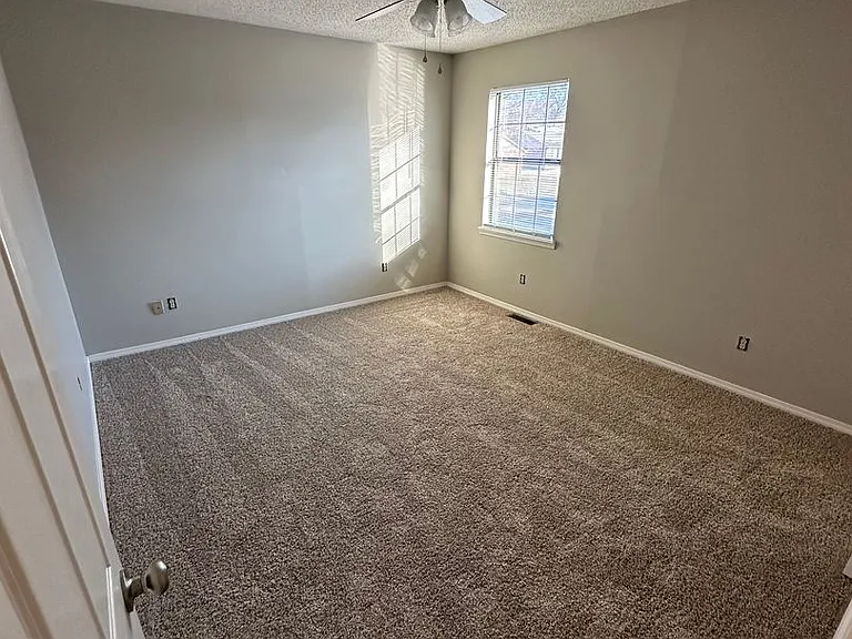 411 Valley Dr — Photo 9