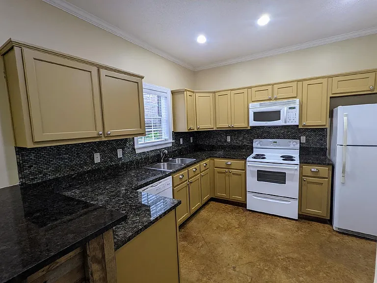 137 Greystone Blvd — Photo 15