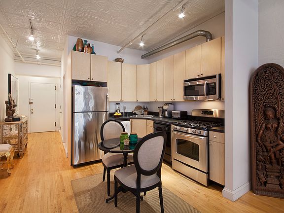 3rd image of 49 Ann St Rm 4R