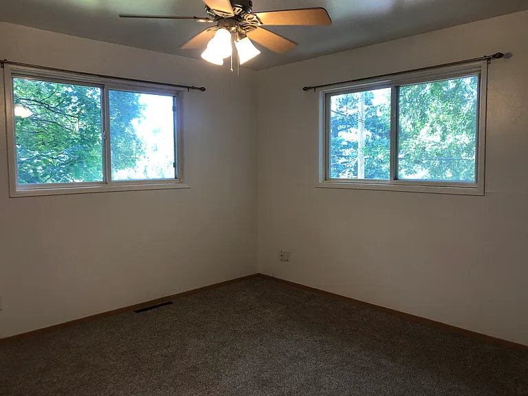 215 NW Webb St #UPPER — Photo 10