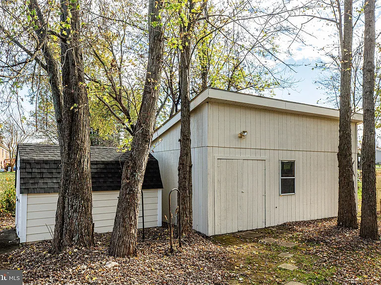 1445 Heatherstone Dr — Photo 33