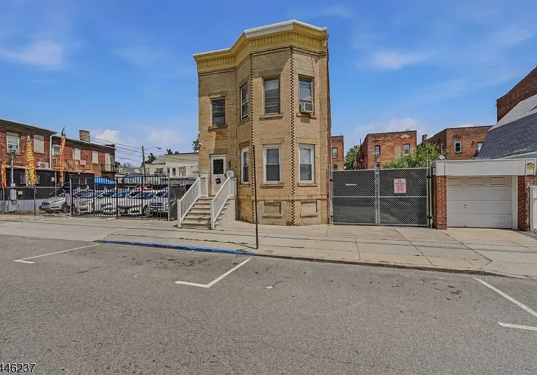 489 E 22nd St #1 — Photo 2