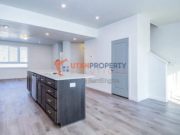 1043 W 400 S — Photo 10