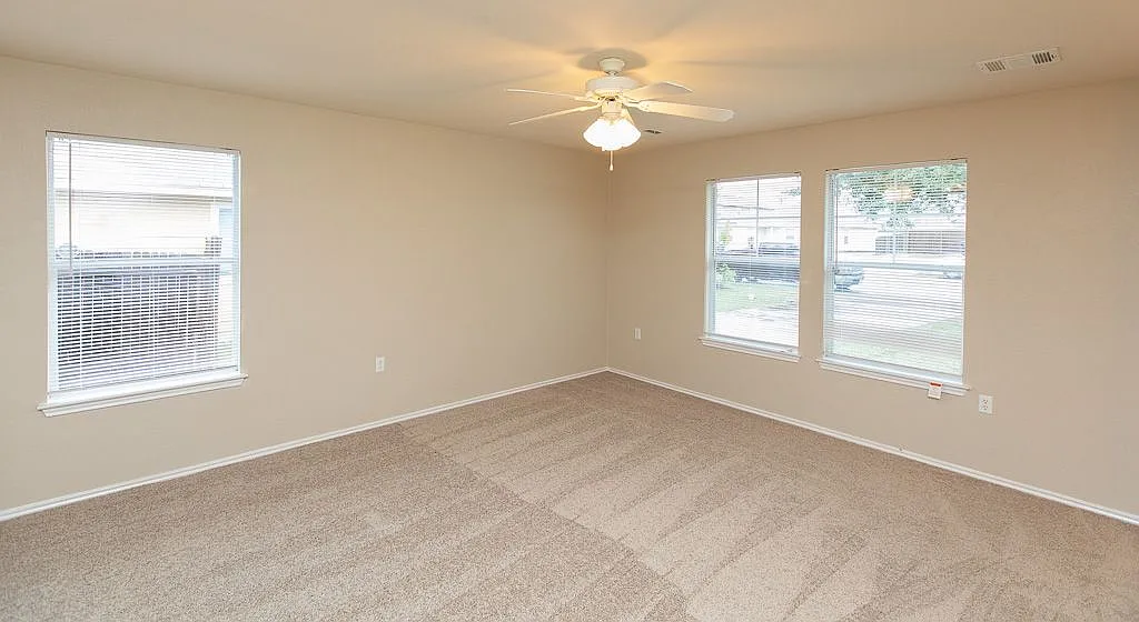 3 bed, 2.0 bath, 1300 sqft, $1,600 — Photo 3