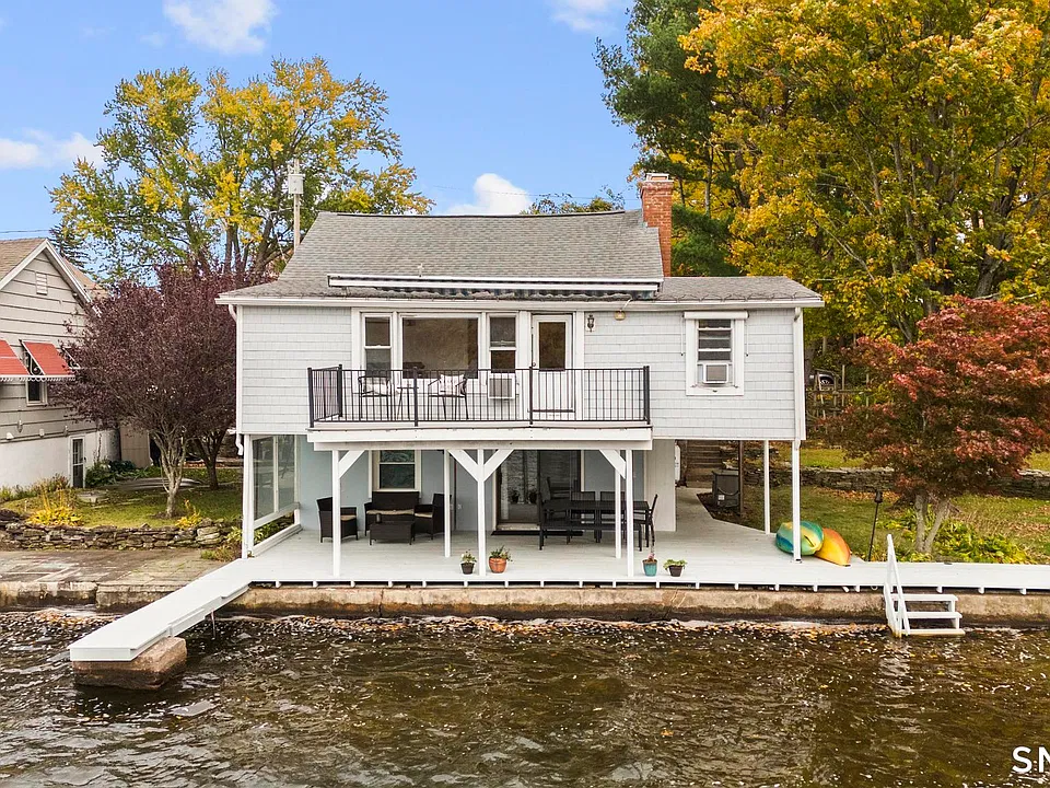 10 Lakeside Ln
