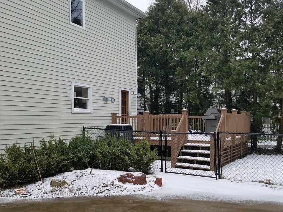 2nd image of 1015 Lake Grove Ave SE