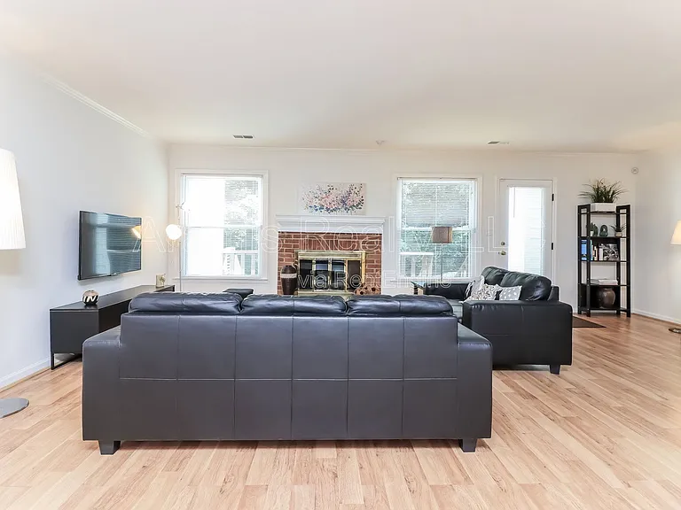 1381 Old Virginia Ct SE — Photo 3