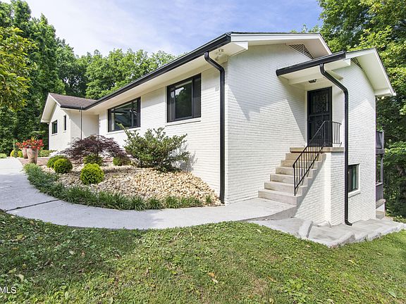 4th image of 300 Kingston Ct SW