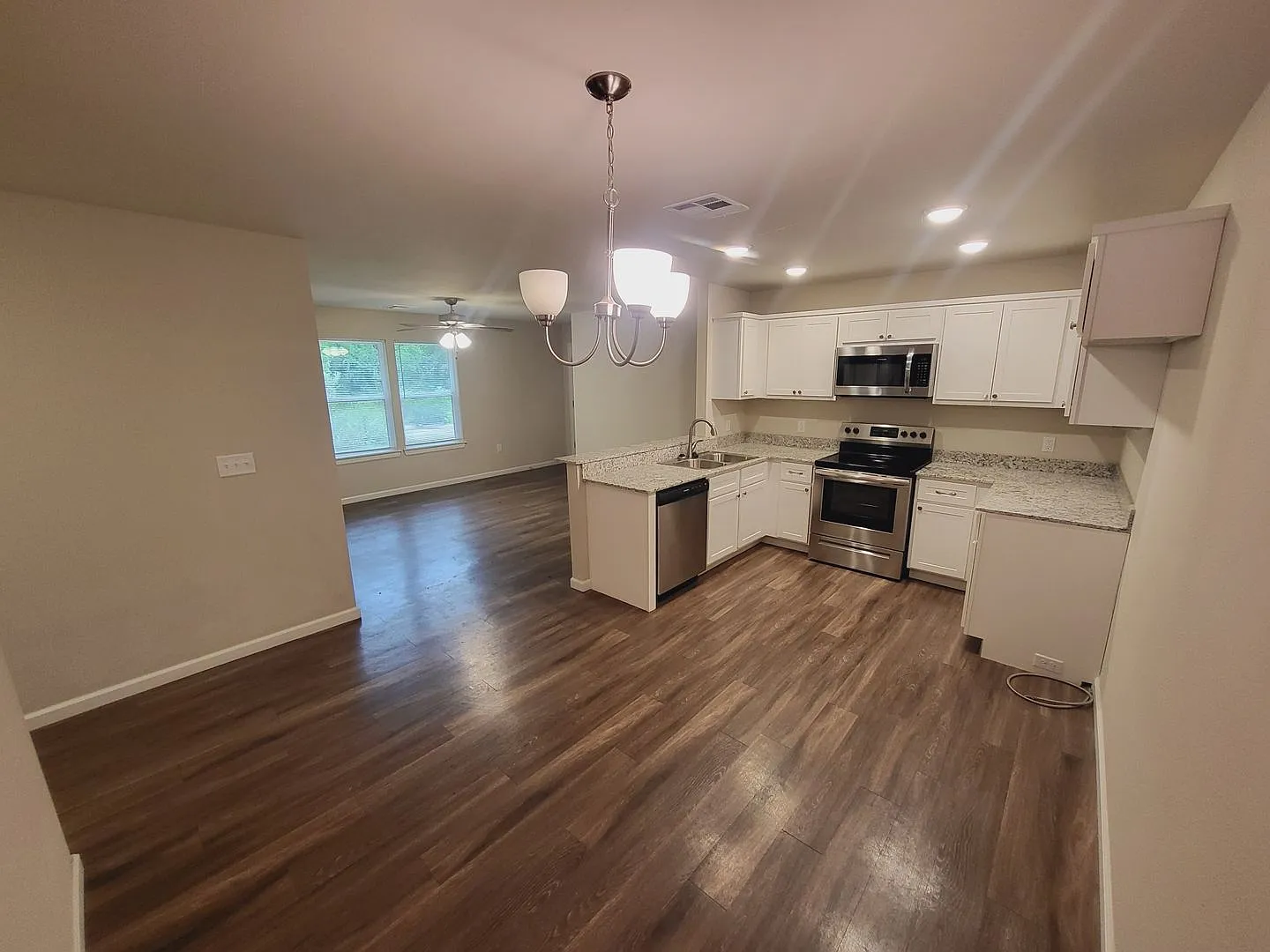 3 bed, 2 bath, 2 car garage - Wagoner — Photo 3