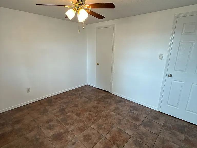 821 Darrin Dr — Photo 6