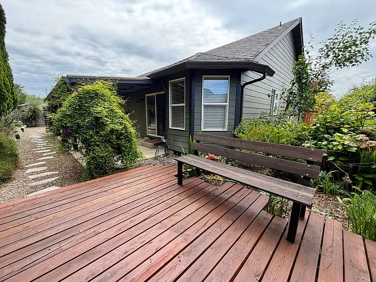 555 Edwards Dr — Photo 25