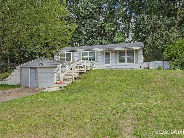 357 Mabel St NW, Comstock Park, MI 49321