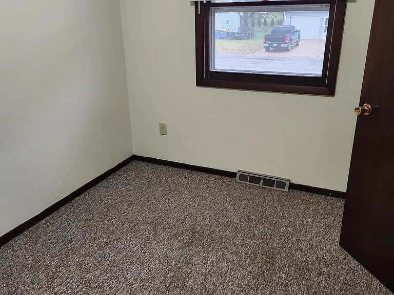 910 Redwood St E #1 — Photo 6