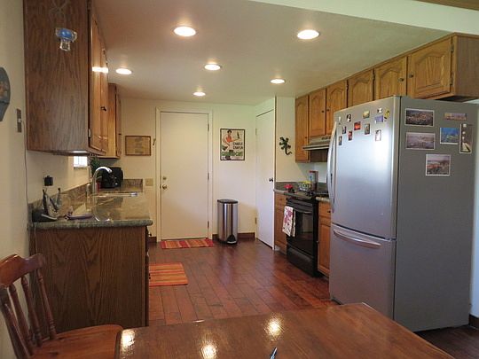 2nd image of 925 Nine Oaks Ln