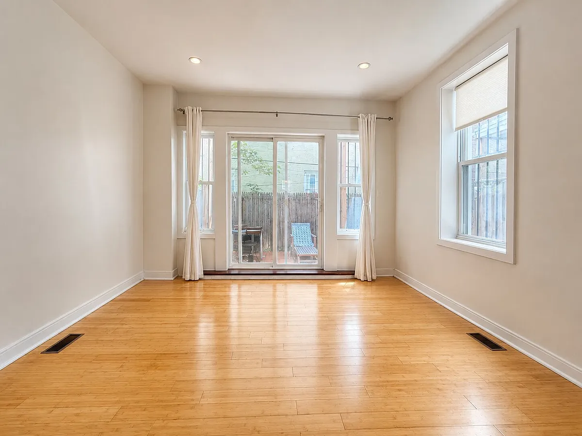 Building Photo - 727 S 22nd St #1