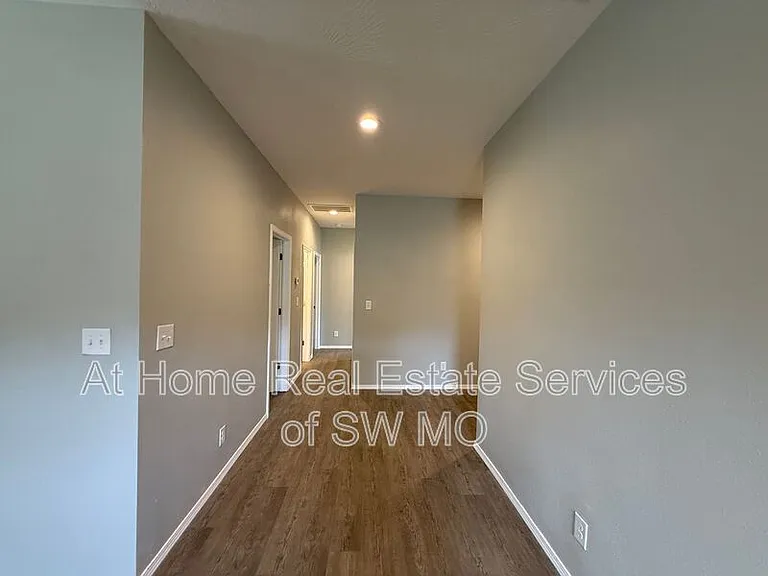 1080 S Mission Ave — Photo 5