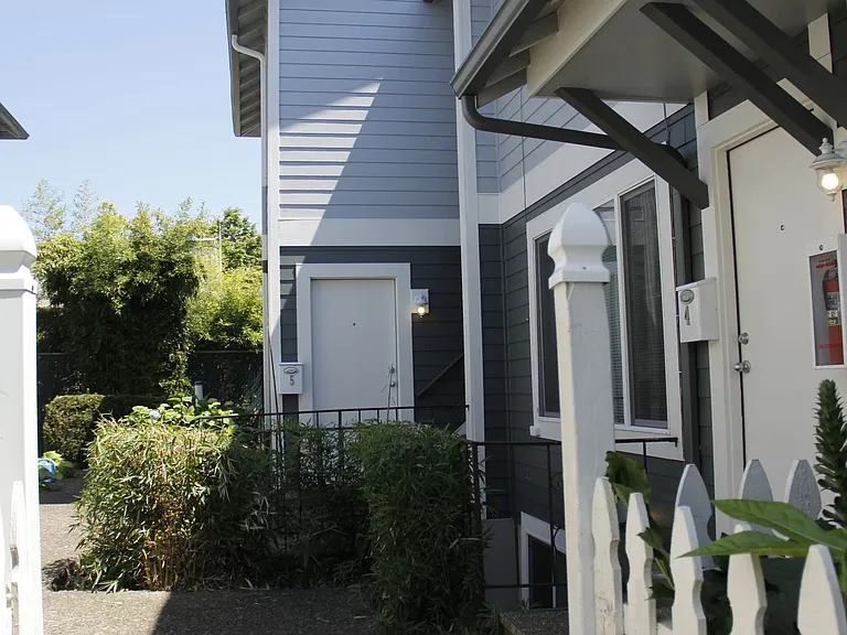 426 NE 75th Ave — Photo 5