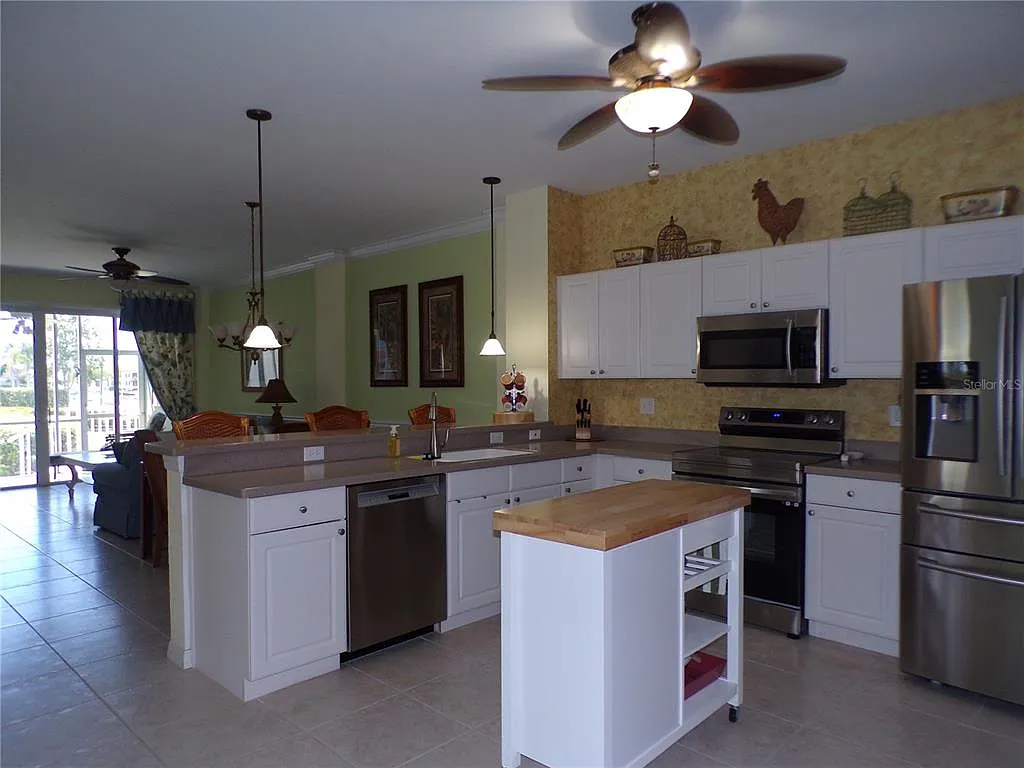 3 bed, 2.0 bath, 1556 sqft, $2,000 — Photo 2
