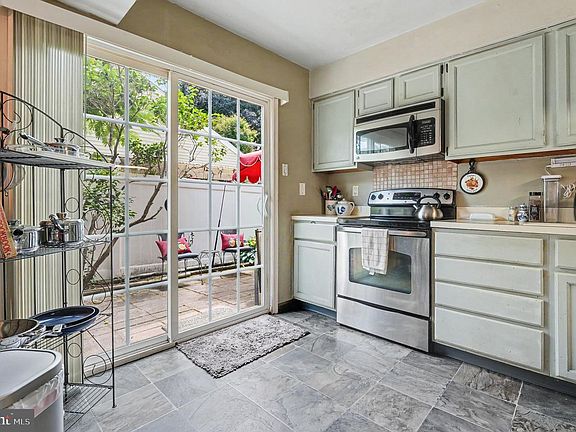 4th image of 255 Woodstream Ct