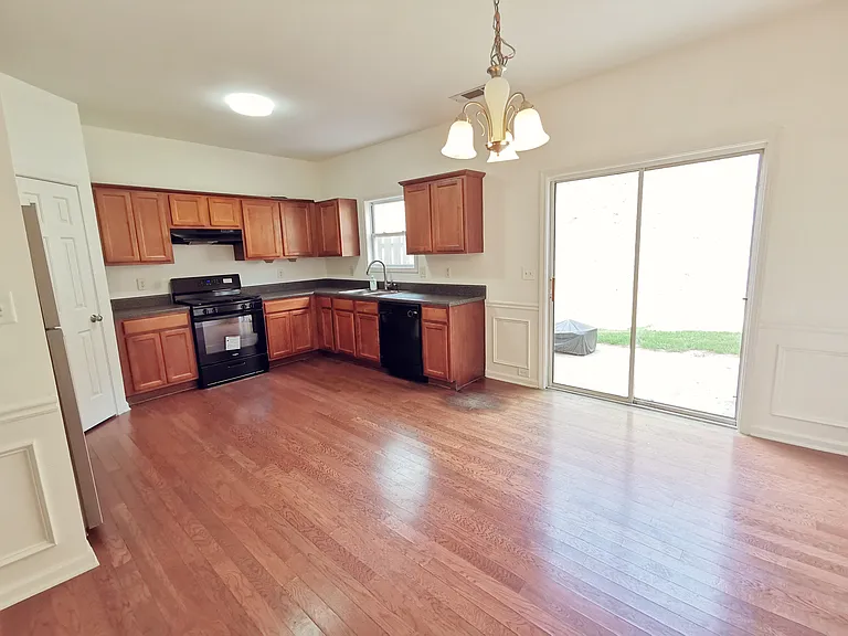 2073 Executive Dr — Photo 8