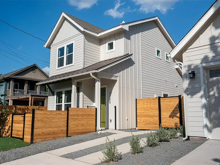 2705 Wilson St — Photo 2