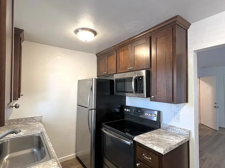 1408 G St — Photo 1