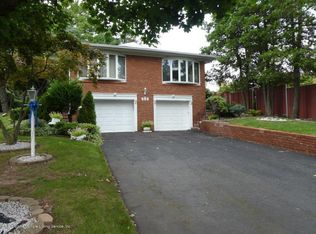 699 W Fingerboard Rd, Staten Island, NY 10305