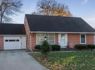 745 30th St NE, Cedar Rapids, IA 52402