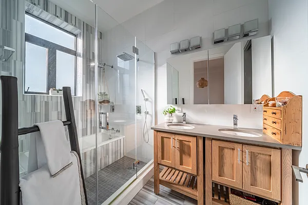 Sold by Compass | media 21