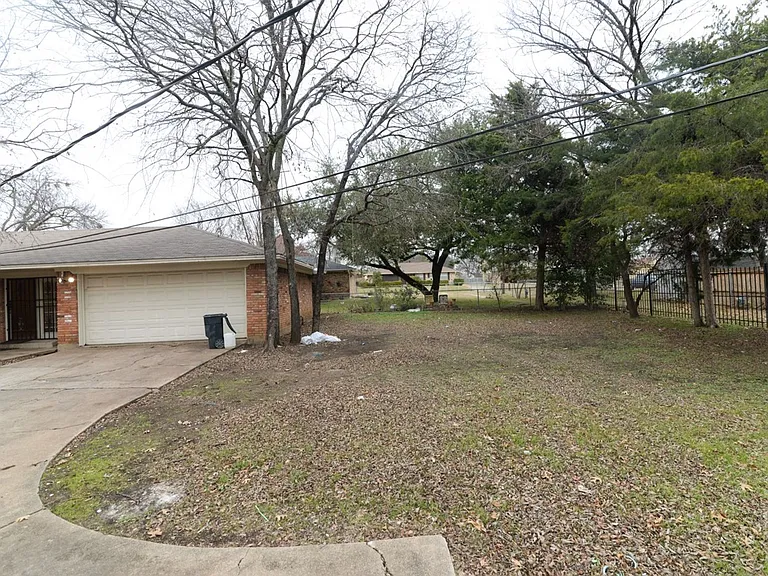 614 N Young Blvd — Photo 17