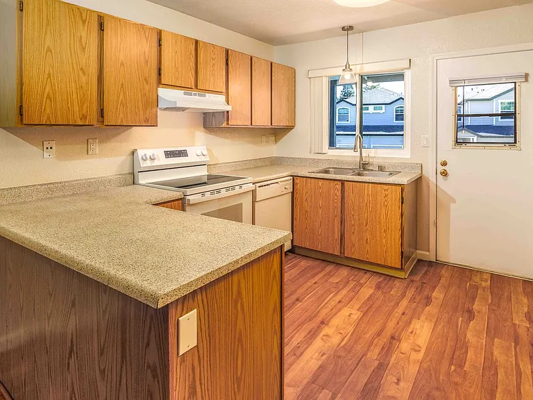 Creekside Village Apartments — Photo 7