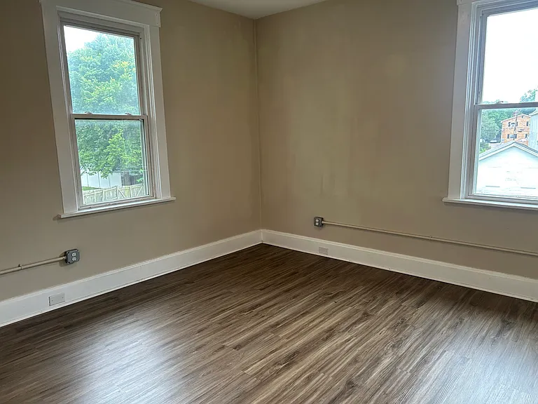 2033 Weyer Ave #2 — Photo 10