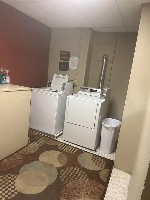 Unit Photo - 544 Broadway St S #1