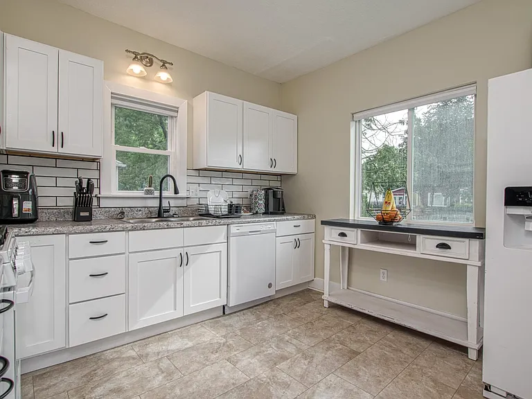 1102 White Ave NW — Photo 14