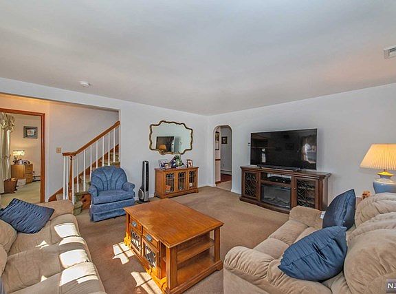 5th image of 25 Wostbrock Ln