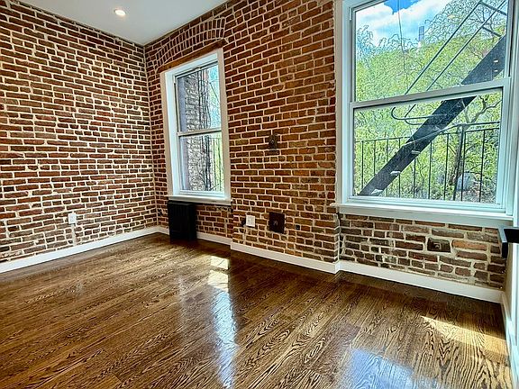 4th image of 226 E 10th St APT 4