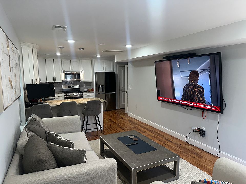 1st image of 118 Fleming Ave Floor 3