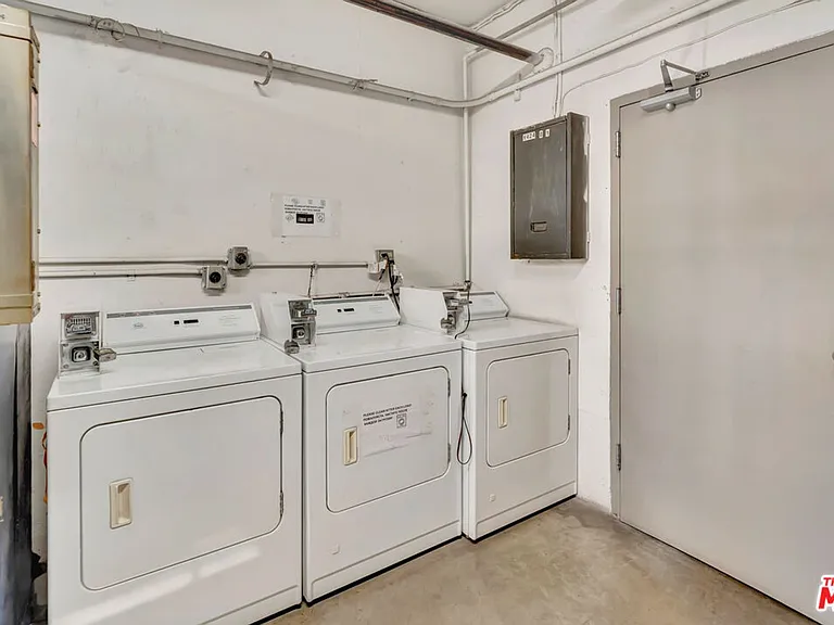 1424 N Poinsettia Pl — Photo 13
